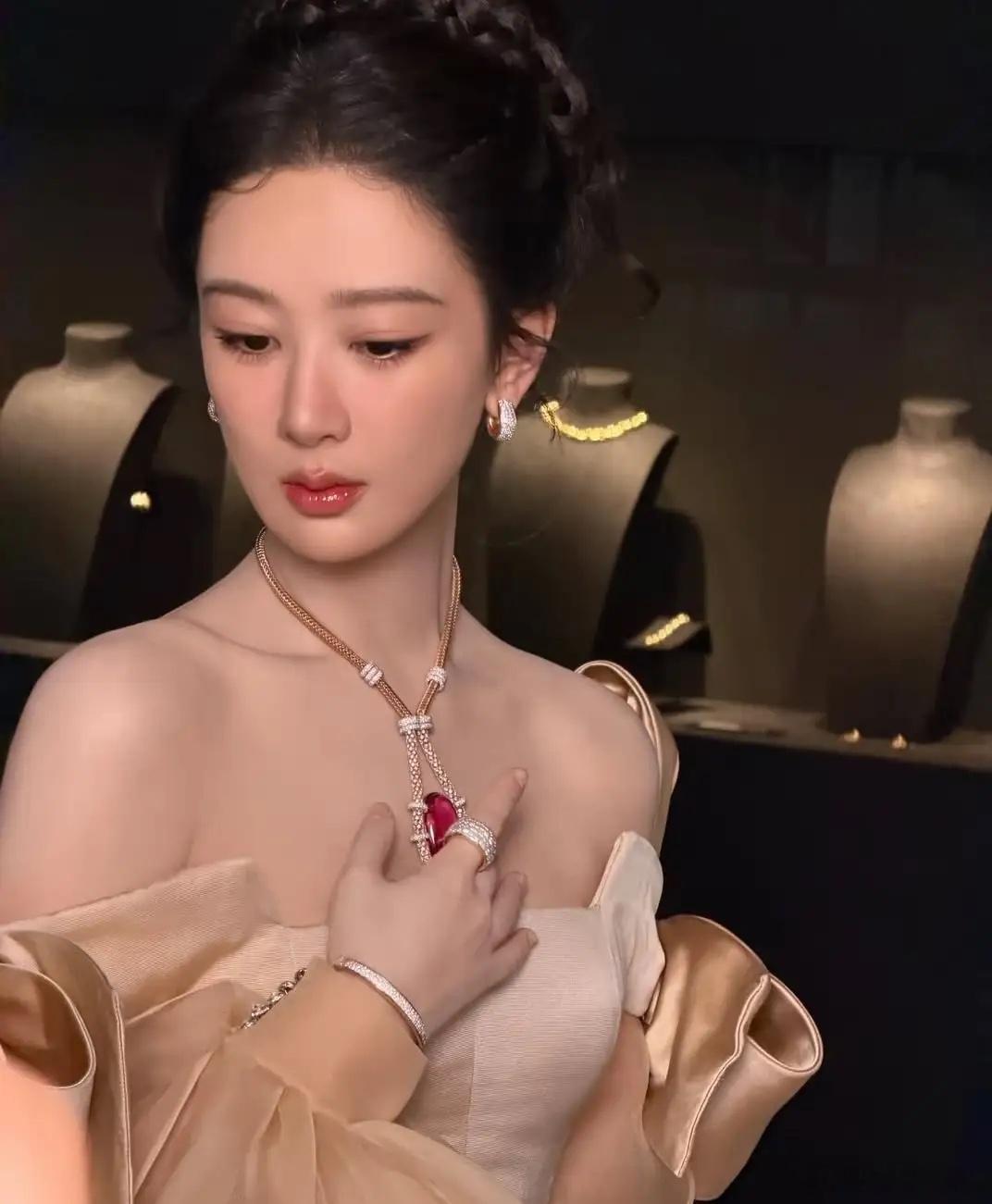 杨紫的造型师估计睡不着觉了，她睡不着的原因，不是因为没把造型做好，而是做的好过头