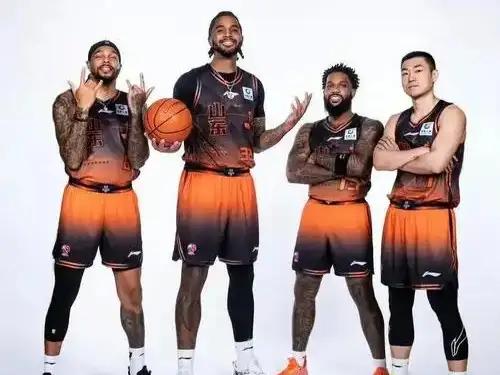 CBA最新消息：据CBA官方更新了外籍球员注册信息，山东男篮为克里斯重新完成了注