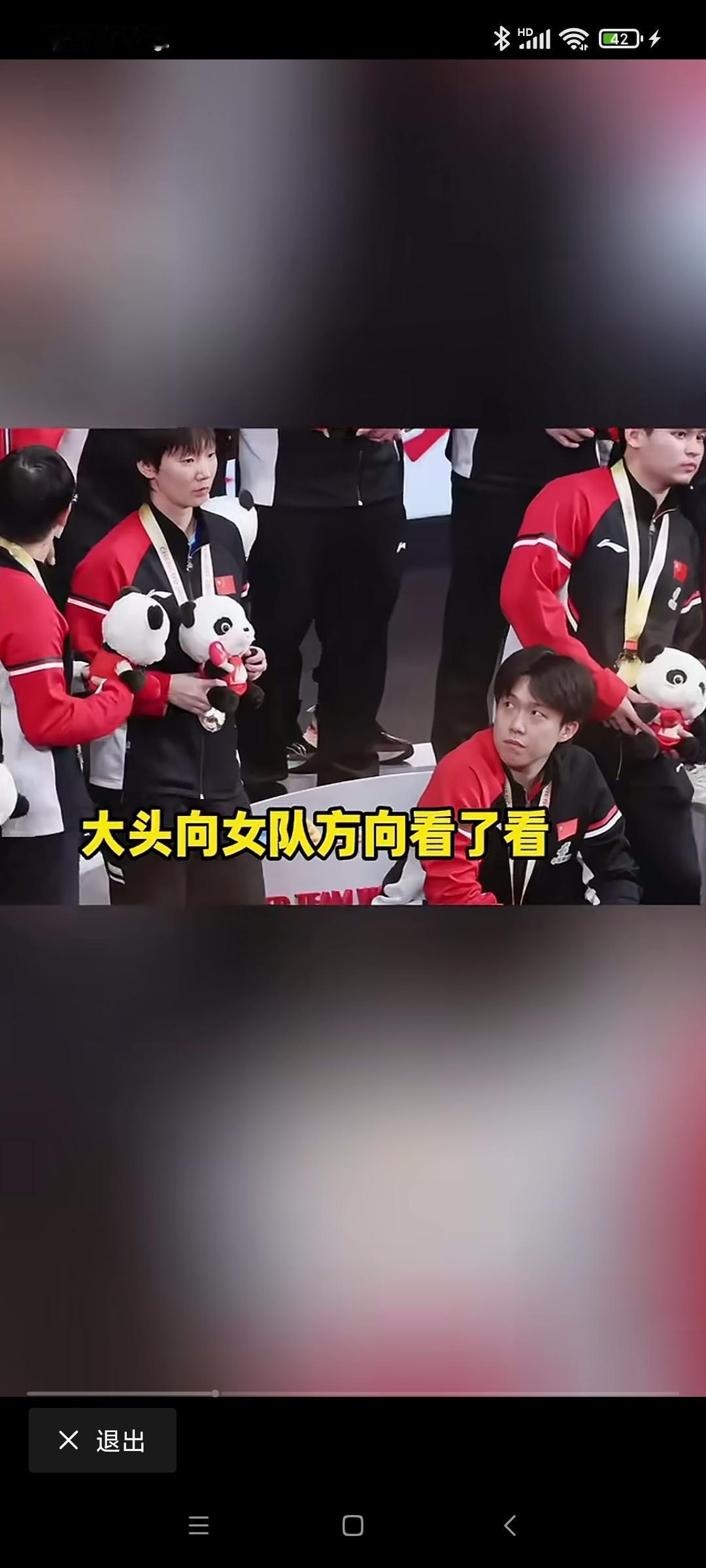 工作人员安排大头站C位，他转头看着莎莎。莎莎和蒯曼站一起，蒯曼也要莎莎去中间。