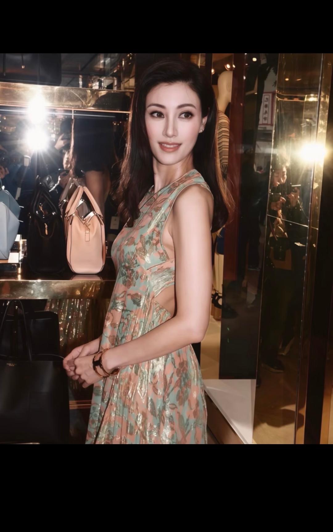 美是很美，但是想想以前她在港圈做的那些恶事确实对她没有好感！幸亏当年他现在的老