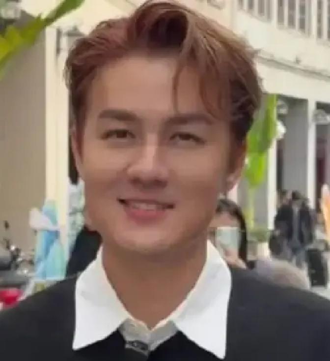 烤猪眼之后，他又回百色了上次把猪眼嚼得嘎嘣脆，全网都在猜他下次吃啥。这回人