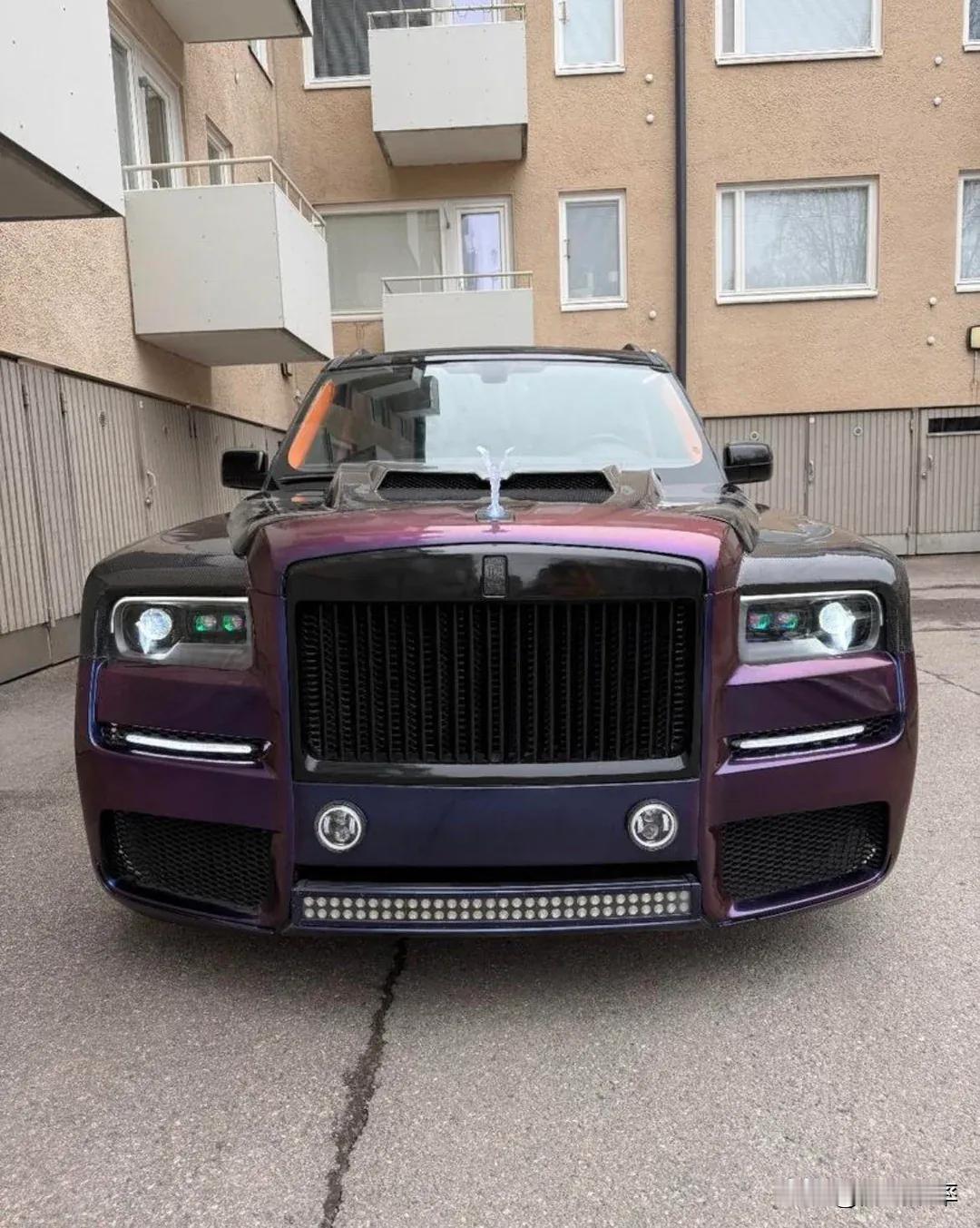 朋友新提的劳斯莱斯库里南总感觉怪怪的听说是定制版本的北京劳斯黑标劳斯莱斯