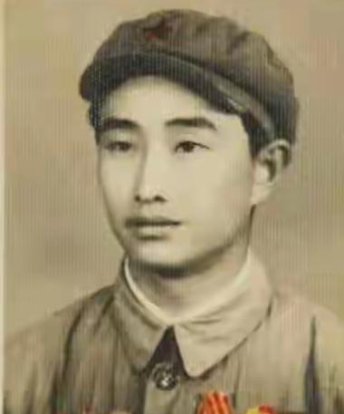 1943年，日军空袭时，18岁的宋岭春用步枪打下一架日本飞机，战后却请求处分，连