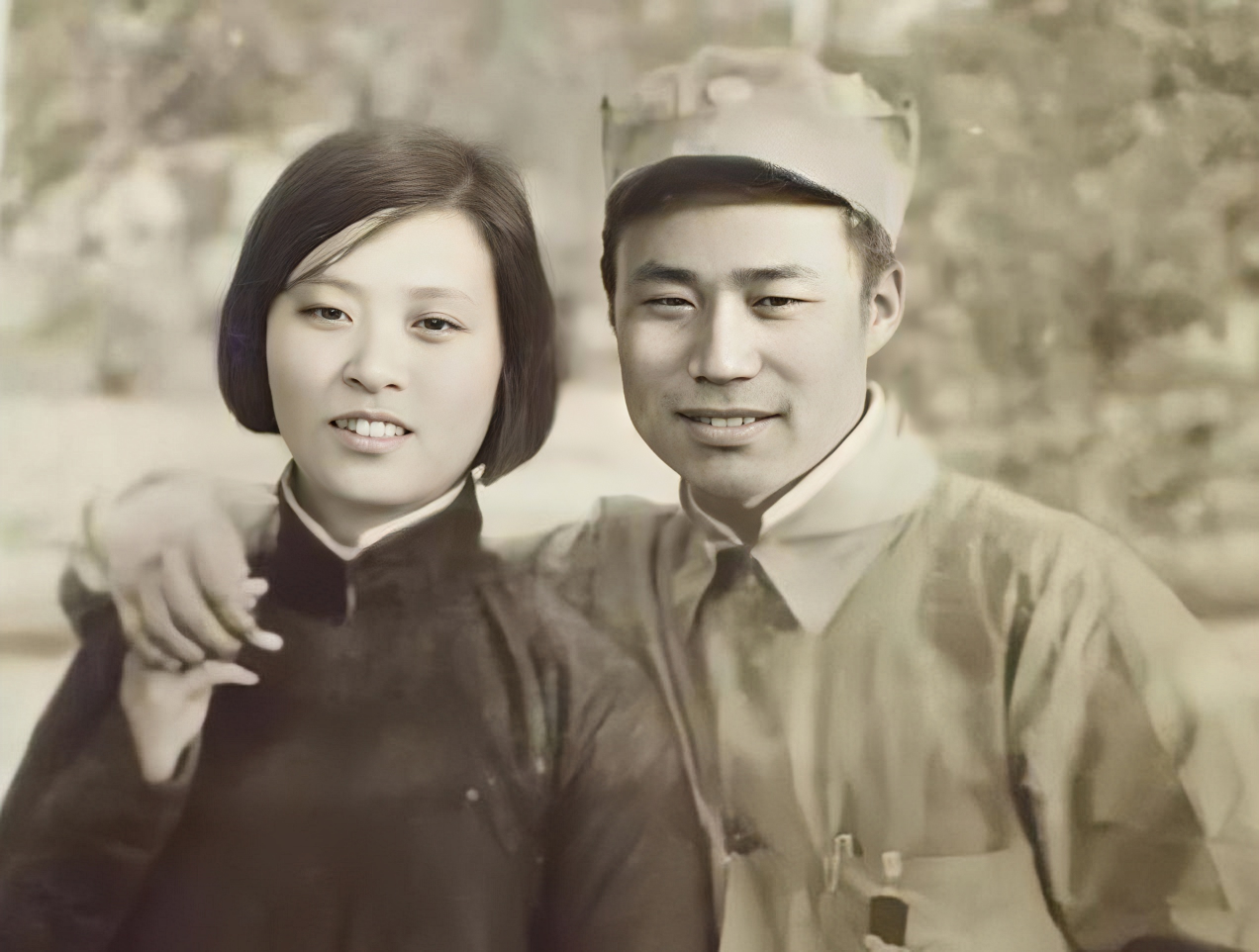 人生若只如初见，何事秋风悲画扇？当年郎才女貌，才子佳人，美女配将军。谁曾想后来