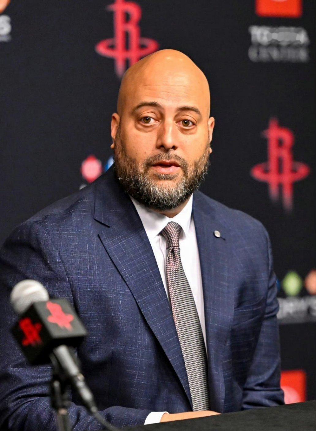 KellyIko报道，球队多位消息人士透露，火箭已与联盟中约半数的球队进行过对