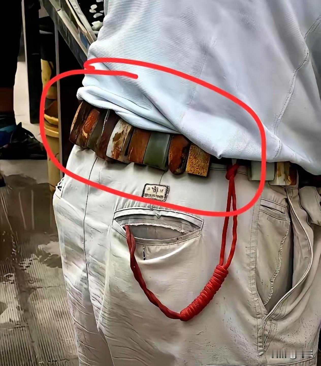 今天在公园撞见一幕，属实给我整不会了。一位大爷，腰带上挂满了一排排不明物体，