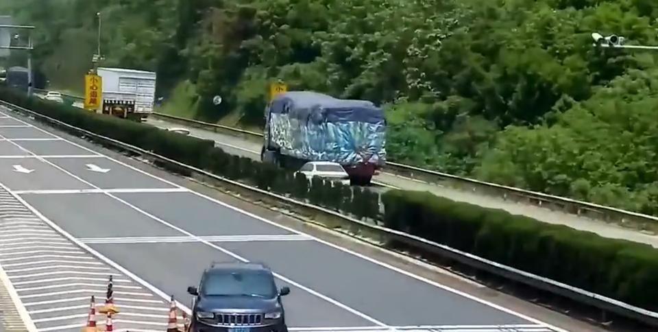 一个被窝里睡不出两种人！高速公路上，一男子开车时错过了高速路口，车子直接刹停在快