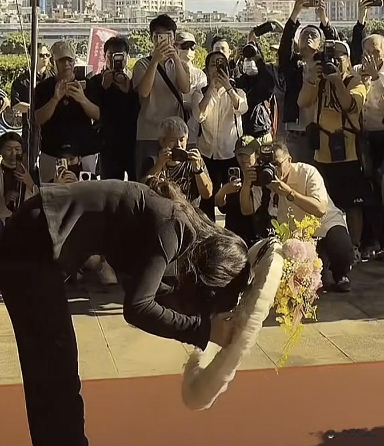 郑丽文在台北马场町，超过九十度的鞠躬行礼纪念吴石等革命先烈。郑丽文顶住压力出