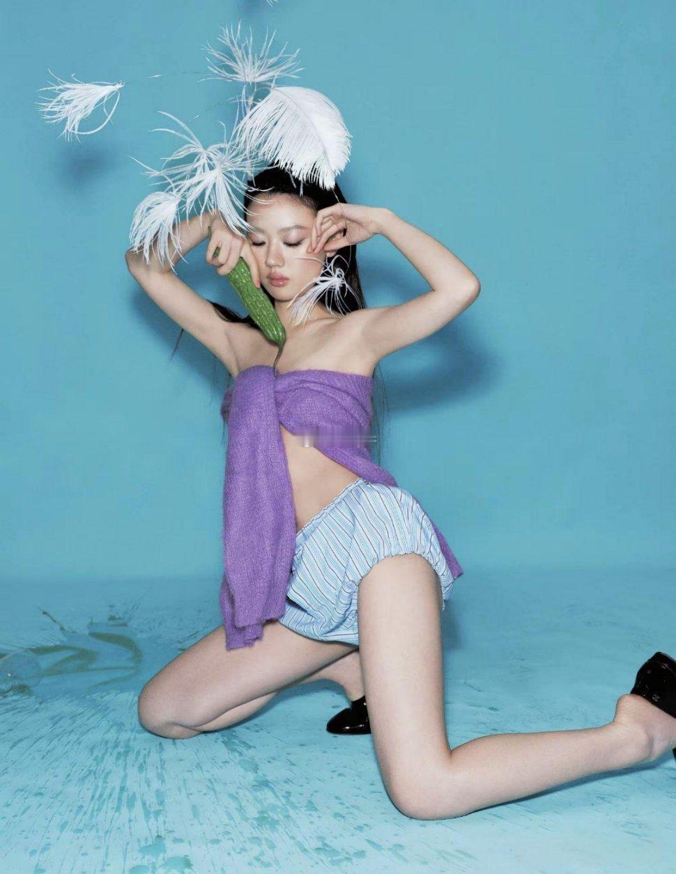 单依纯真大胆，直接用毛衣的袖子绑成抹胸来穿，裤子像小娃娃穿的拉拉裤。