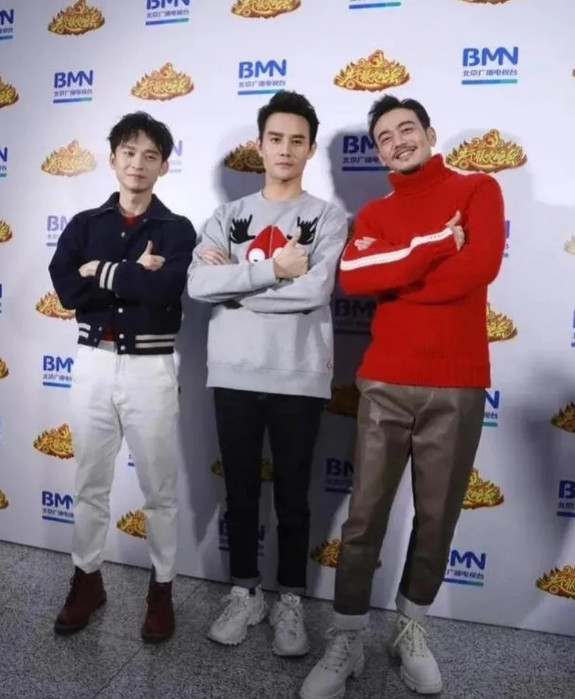 三位男星同框，1.84米的杨烁发型拉风，高大英俊，笑容满面；C位的王凯浓眉大眼，