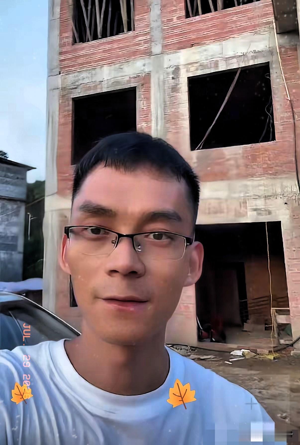 33万买不来一声"谢谢"他带大家参观新建好的三层自建房，一层三层归自己，二层