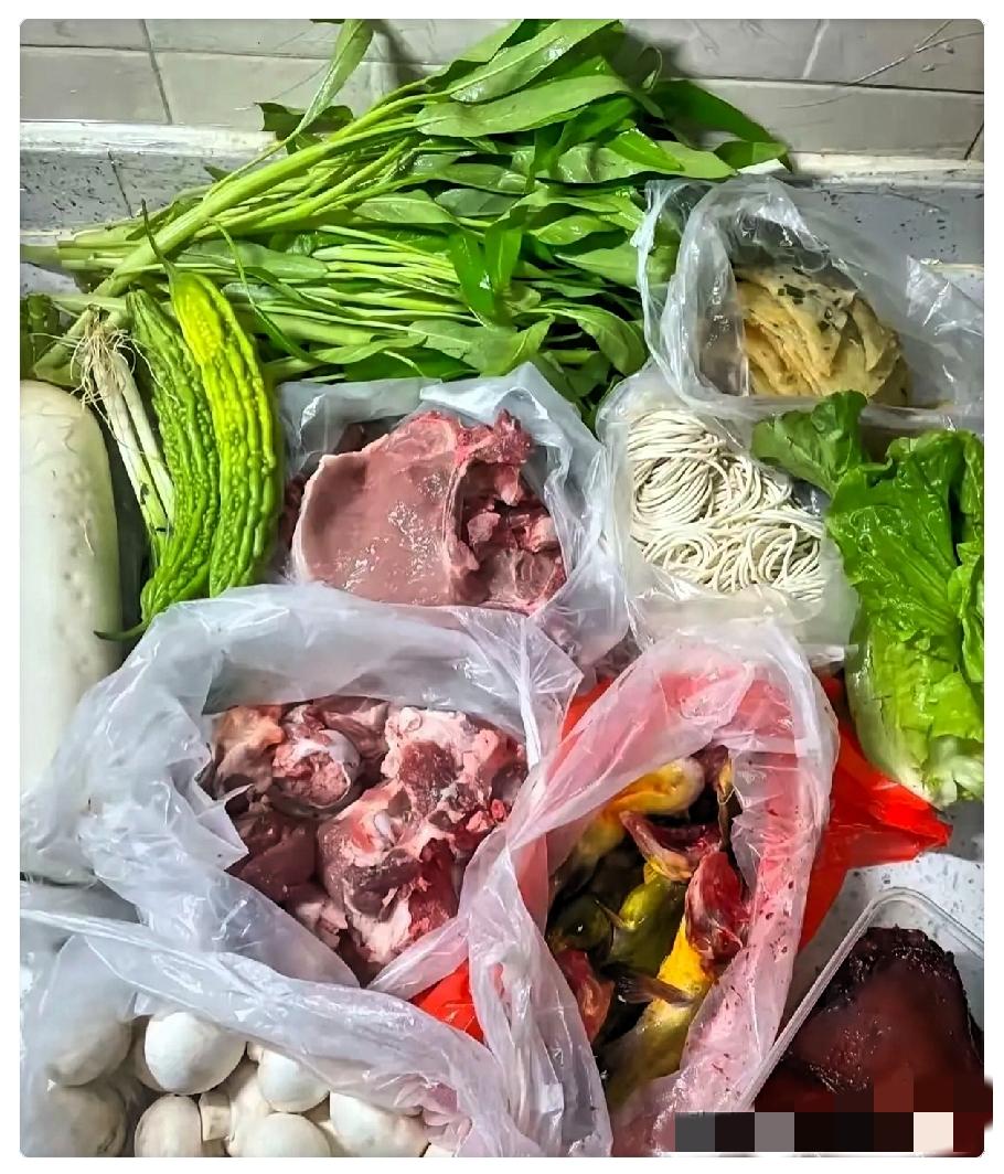 我有儿子家钥匙，隔三差五去送菜，儿媳妇说，我不懂礼貌。这事儿搁谁身上心里都得