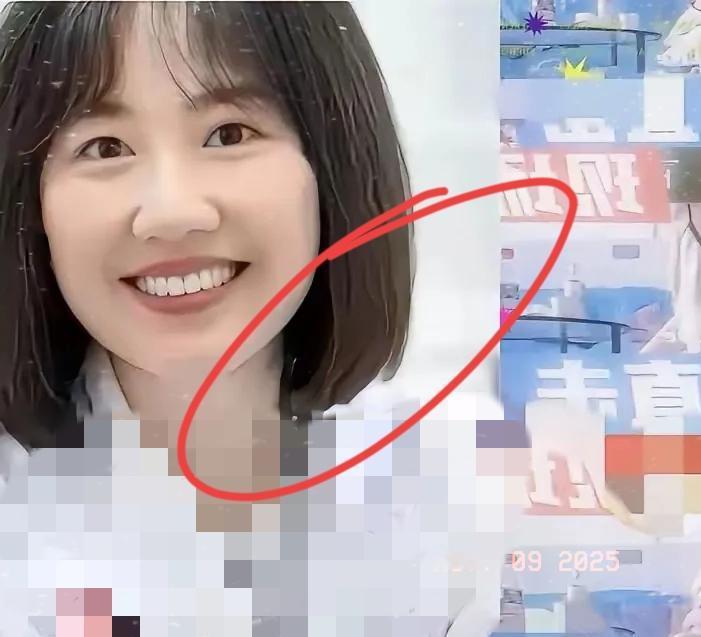 我之前还纳闷呢，祖先生咋全程跟个大爷似的葛优躺？看了自媒体爆料才懂，合着女的全