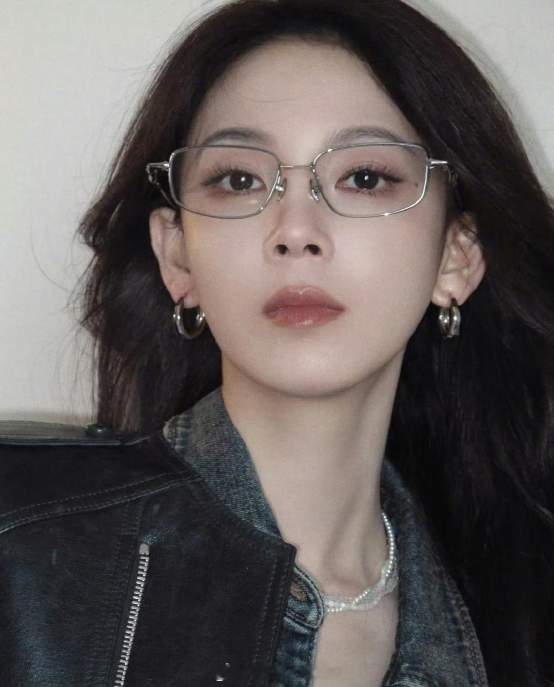 陈瑶孙怡合照被陈瑶可爱到想生一个这样的女儿，但她知性的穿着，有条不紊做出美食的样