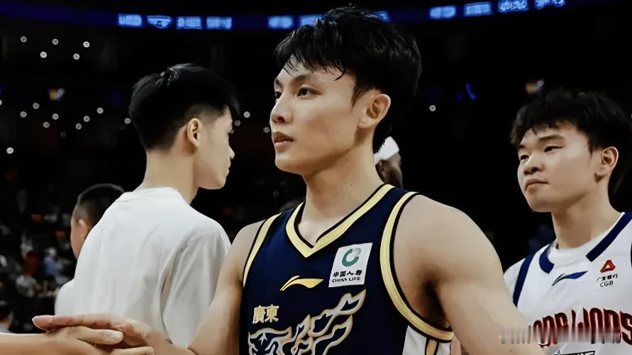 广东队主场大比分输球，但比赛结果丝毫没有影响到球员的士气。赛后，本场广东队表现最