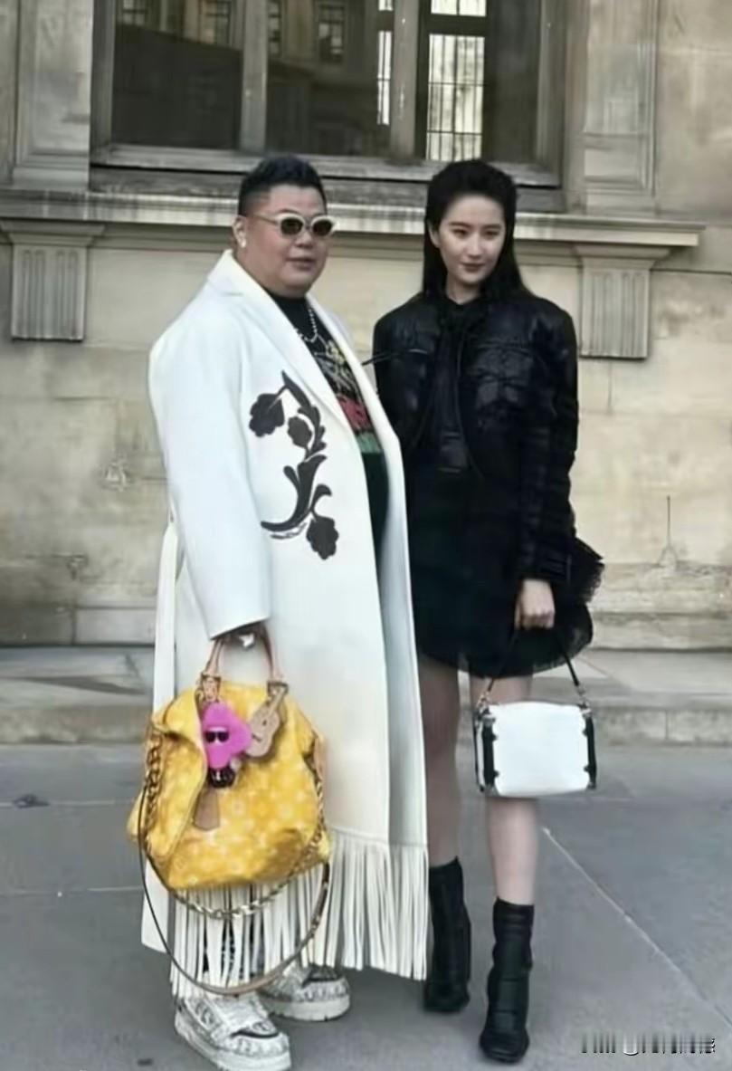 这两个人是谁呀？看着有些眼熟，但想不起是谁了，这两个人的穿着打扮，感觉非常的时尚