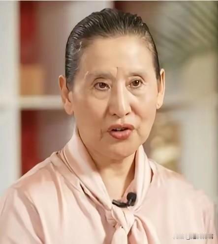 真是岁月不饶人啊，东方歌舞团最早的独唱演员之一，如今偶像都步入了老年人的行列了，