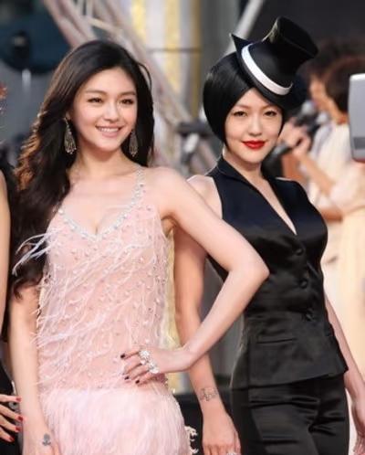 老天爷真不公平！同样是亲姐妹，一个S曲线堪称完美，另一个却是最难瘦的苹果身材，