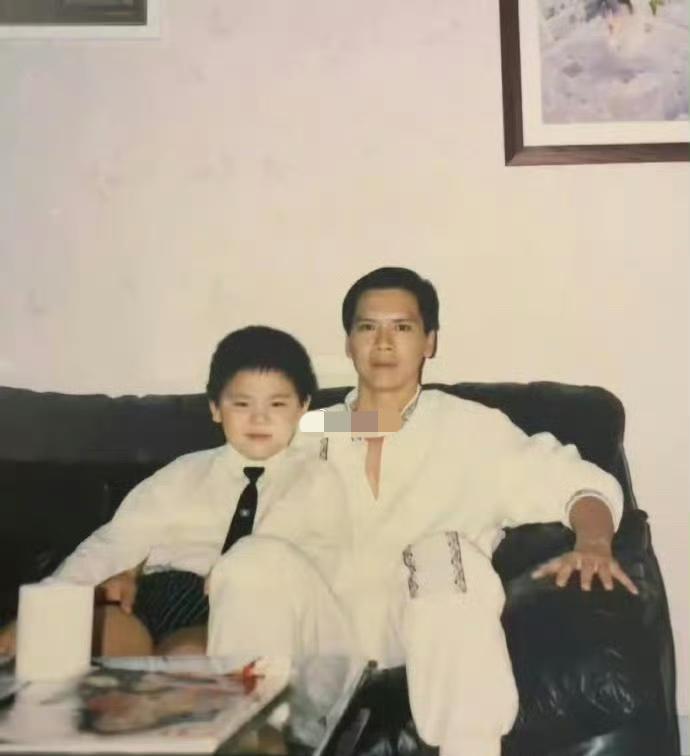 隔辈亲具象化了，向佐带儿子时凶狠，抱孙女一脸慈祥有爱。[思考]