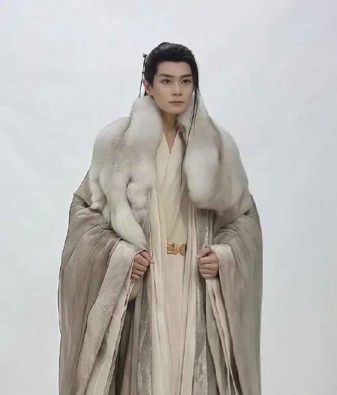 曹俊现在估计肠子悔青了了吧，之前到底在干什么，看到于正拍的他，入行古偶太晚了，早