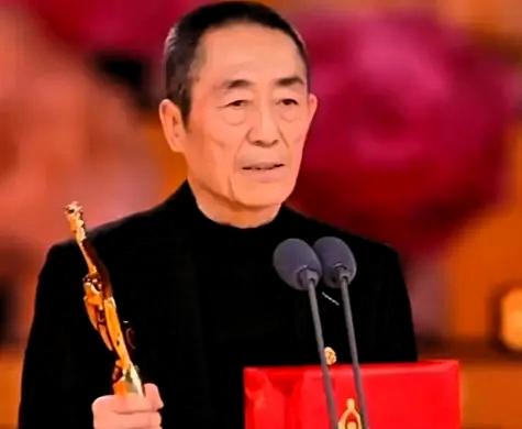 76岁的张艺谋，昨晚在百花奖现场，脸都快僵了。76岁的张艺谋坐在活动现场，女
