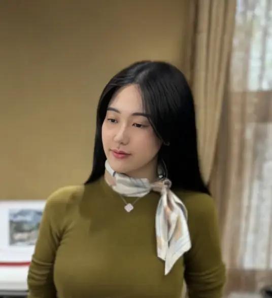 仔细研究了一下，范曾小50岁的娇妻很不简单啊！第一，年轻漂亮。第二，武汉大学