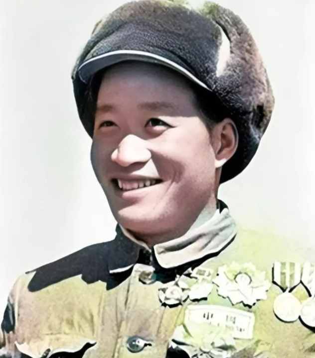 1964年，毛主席去看望抗美援朝中奇袭白虎团的英雄排长，发现对方还只是副连长，甚