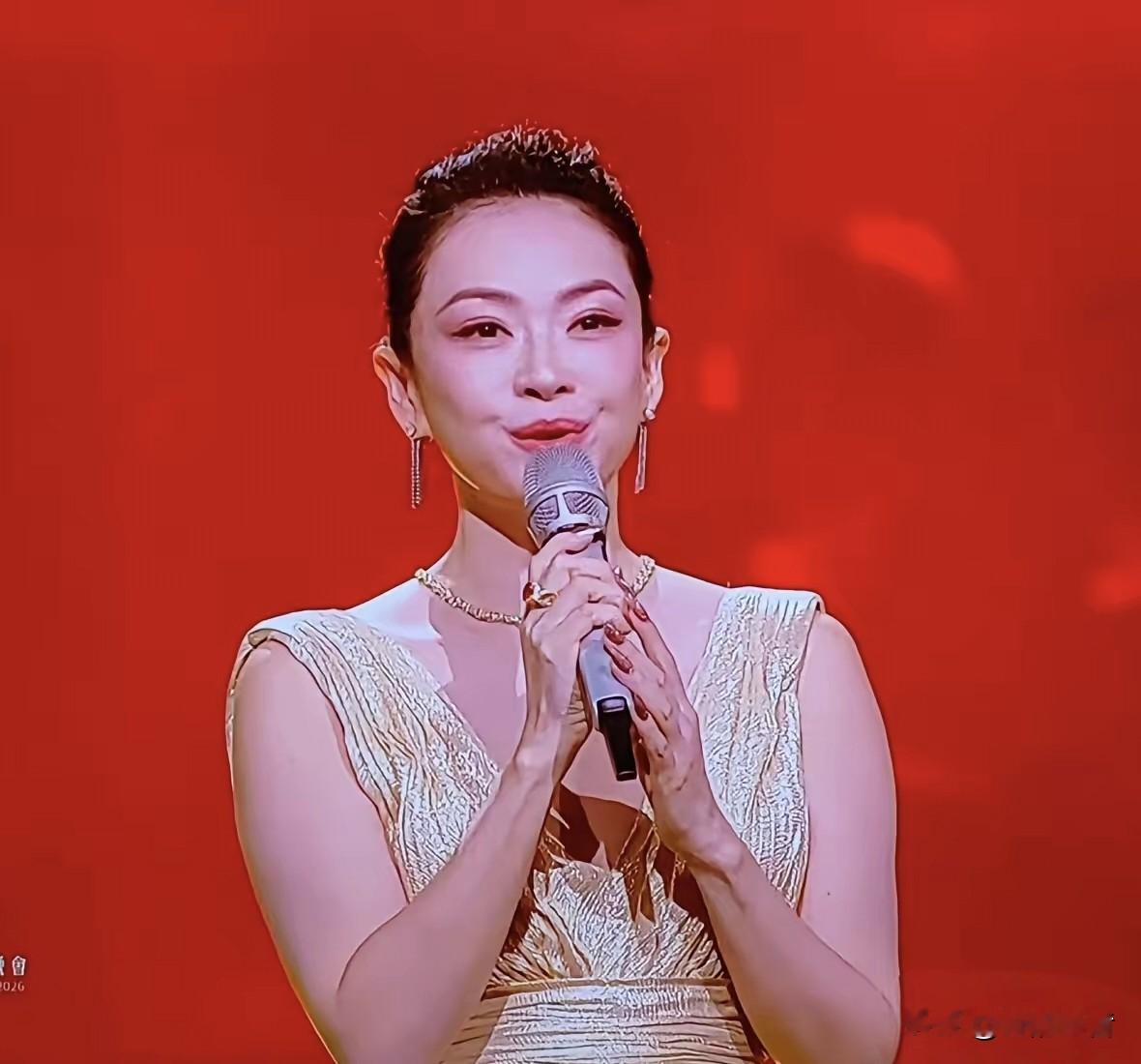 这是昨晚“湾区升明月晚会”亮相的章子怡，​​曾经美丽自信的一个人，变得让人都认不出来了。都说为剧情增