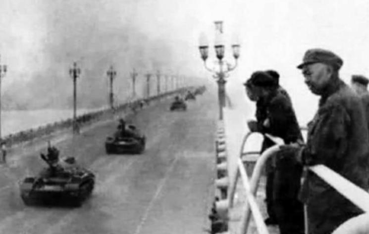 1971年冬天，许世友在南京长江大桥视察时，看到守桥士兵冒大雪露天站岗，当即提出