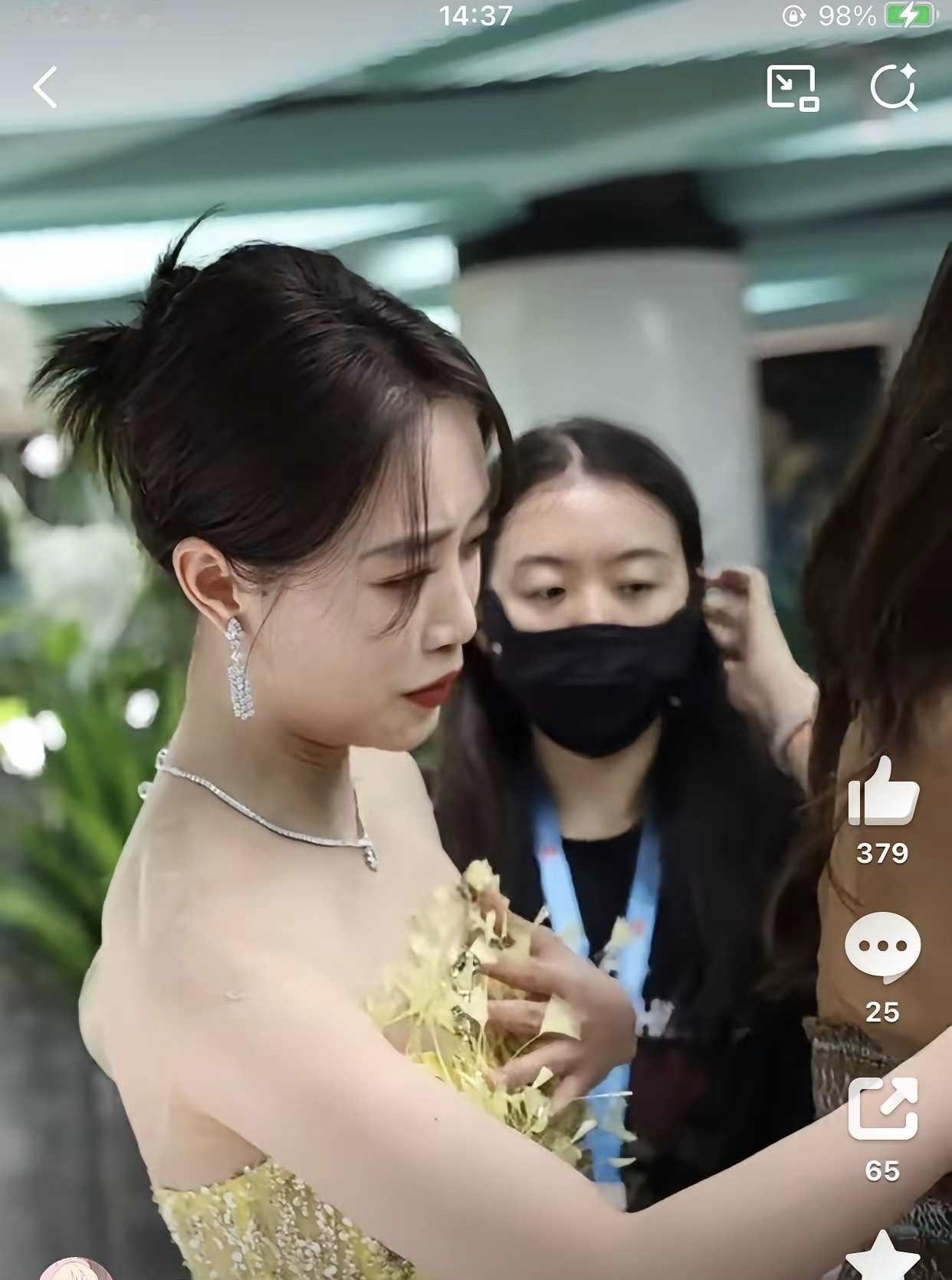 蓝盈莹礼服勾到曾黎高定，现场气氛瞬间尴尬活动现场发生意外，蓝盈莹礼服不慎勾住曾
