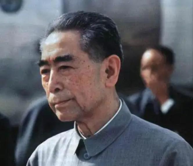 1968年12月6日，国家总理周恩来同志正在接待外宾，却突然终止会谈，走到门外失
