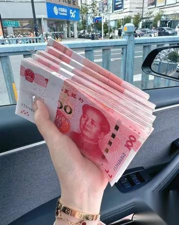 我邻居50岁存80万，表姐却月光同样50岁，两人活法天差地别！邻居阿姨月