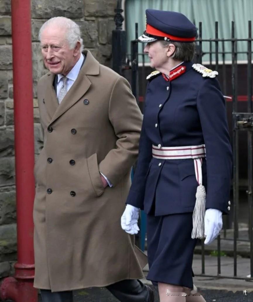 威廉王子出访沙特之际，他和王妃周一清晨就安德鲁丑闻发表了官方声明。国王今日出行再