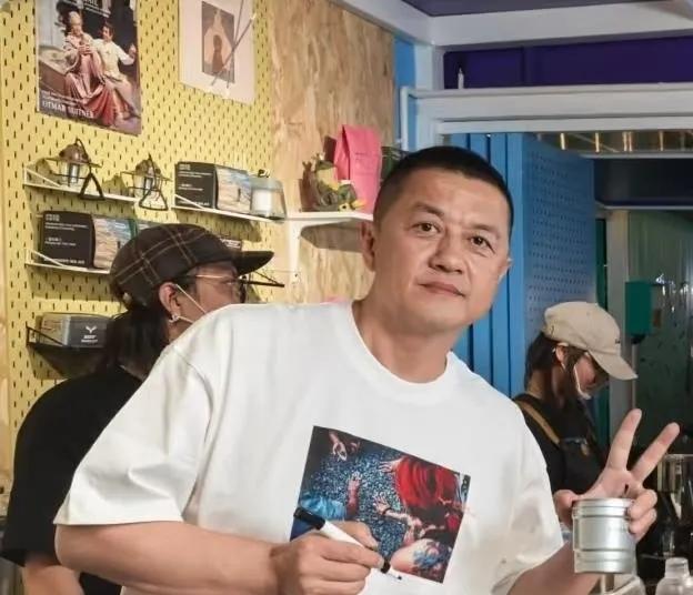 刚朋友退房回来，瘫沙发上跟我感慨：李亚鹏这民宿，注定又得赔。28间房，活水池塘、