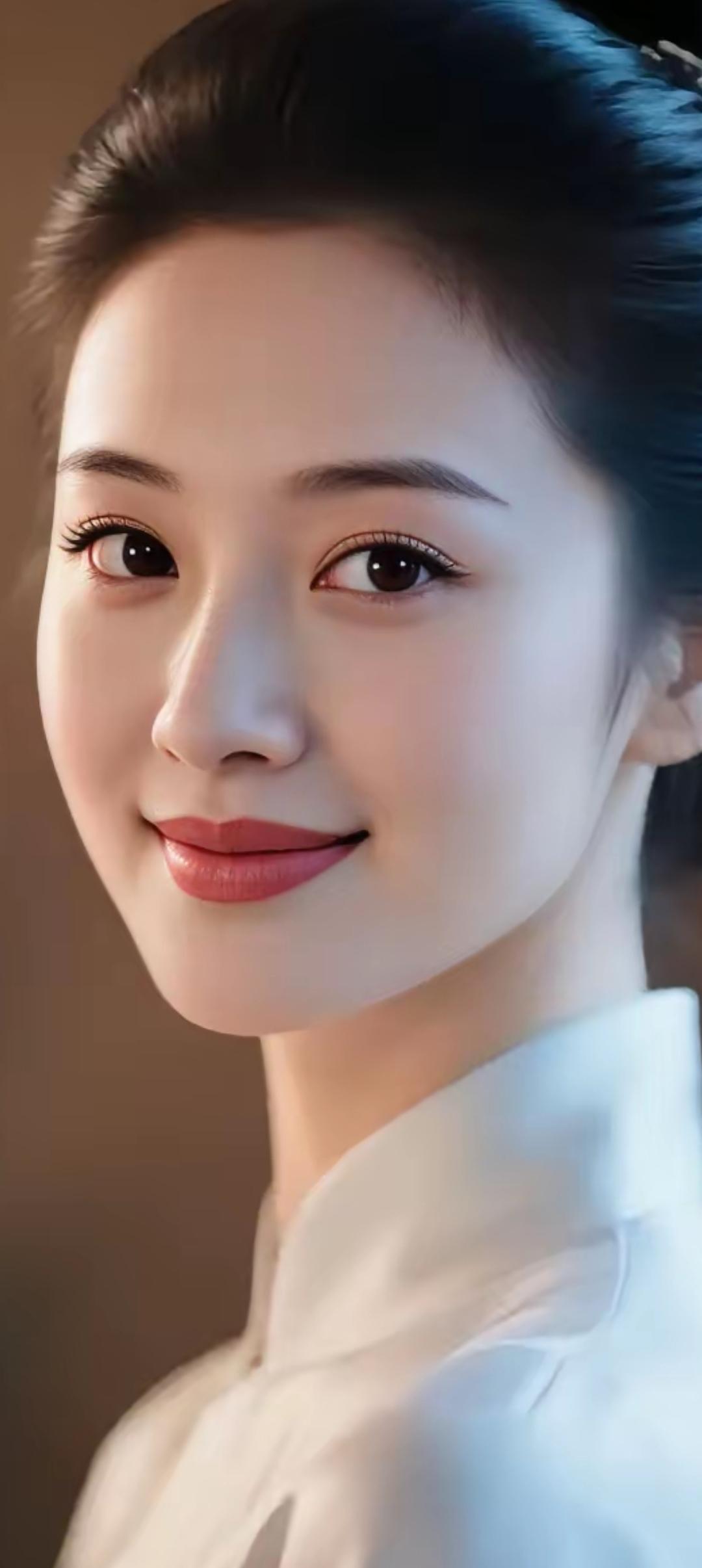 温柔古典美人，浅笑嫣然，宛如画中仙子。