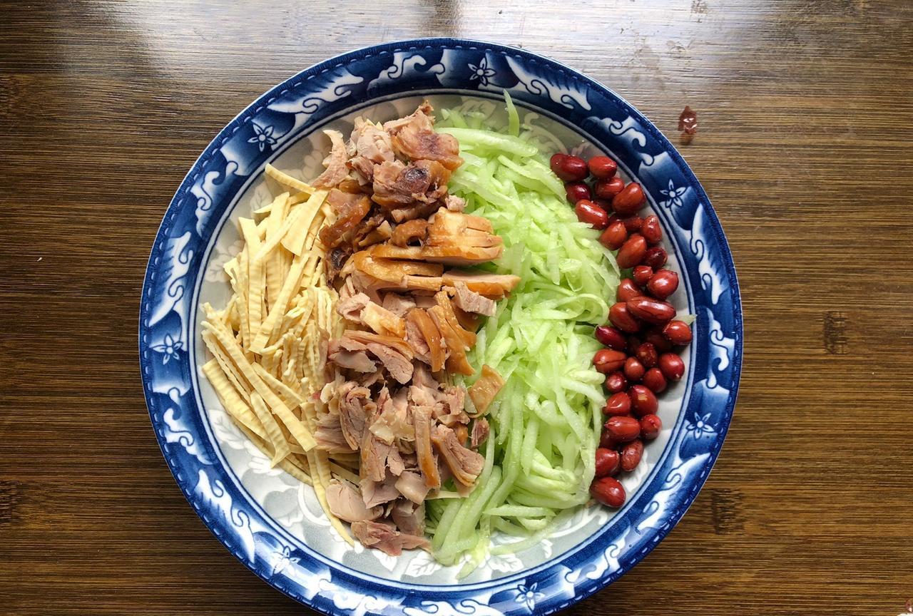 我买了一斤精品干豆腐，竟然被人羡慕。我们小城收入太低了。超市里平时卖的干豆腐有
