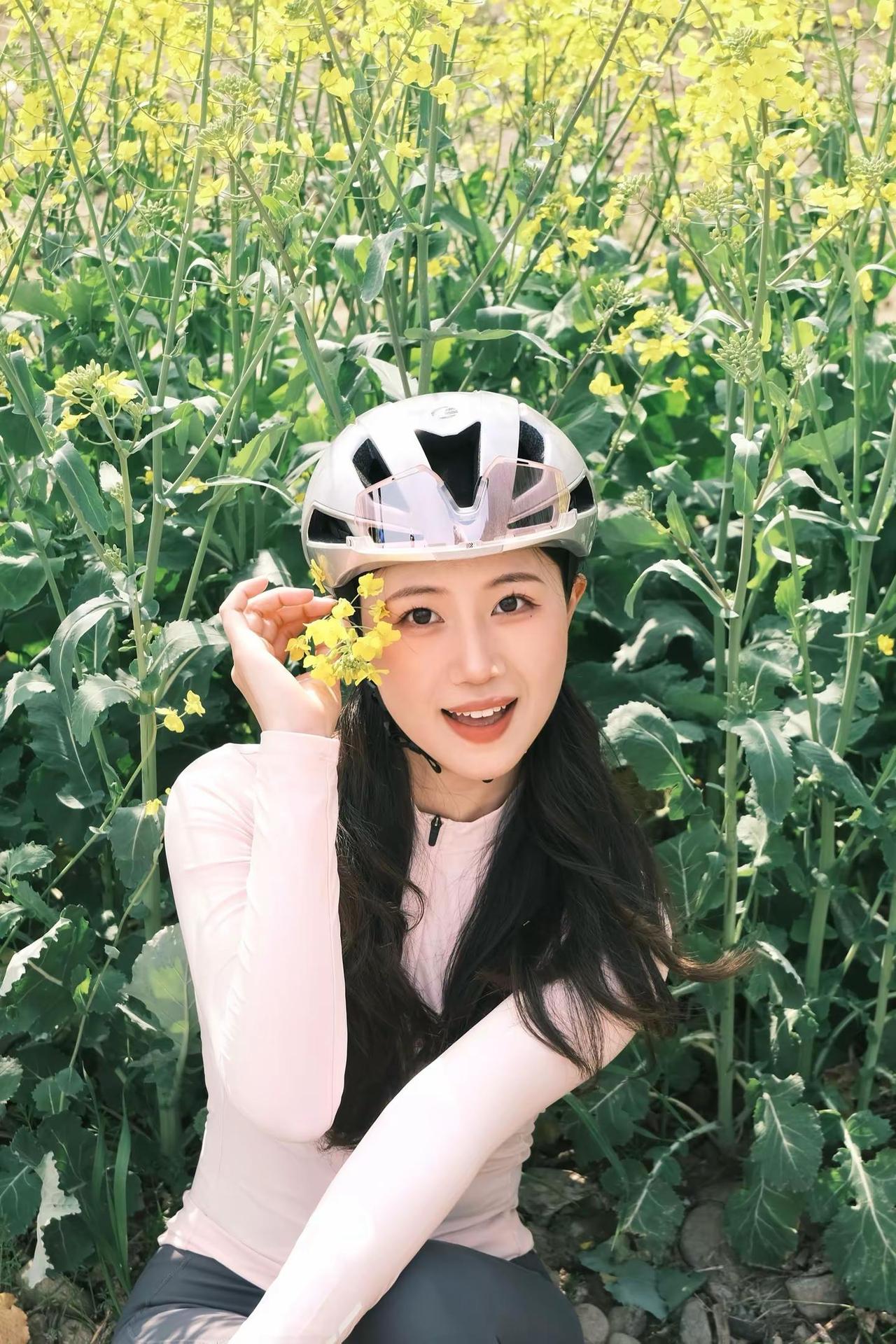 人生荒芜所以春天周而复始公路车女骑骑车看风景油菜花