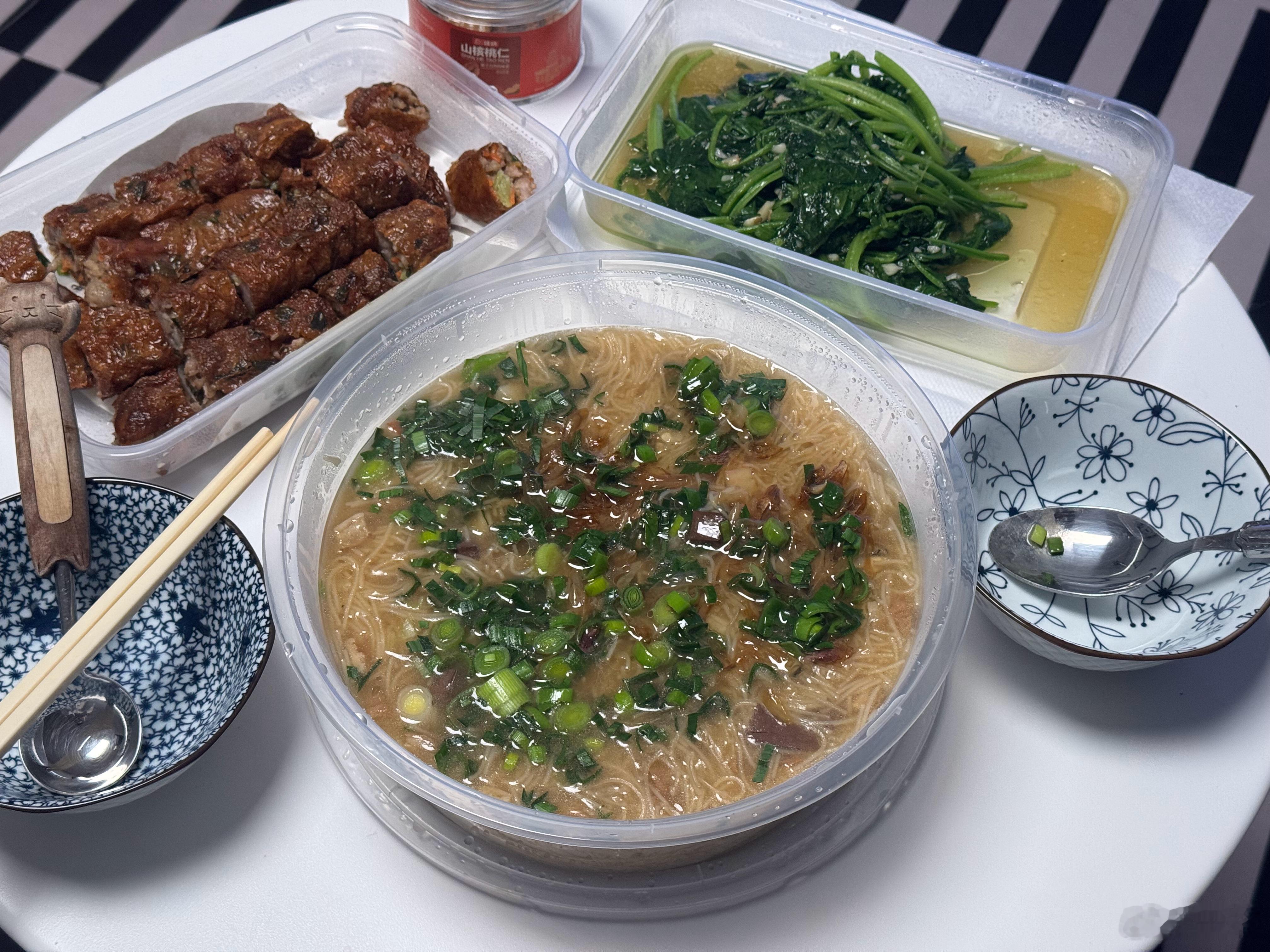 回家第一件事就是吃面线糊，这么大一份里面有干贝、生蚝、鸭血等很多料，五香真的超好