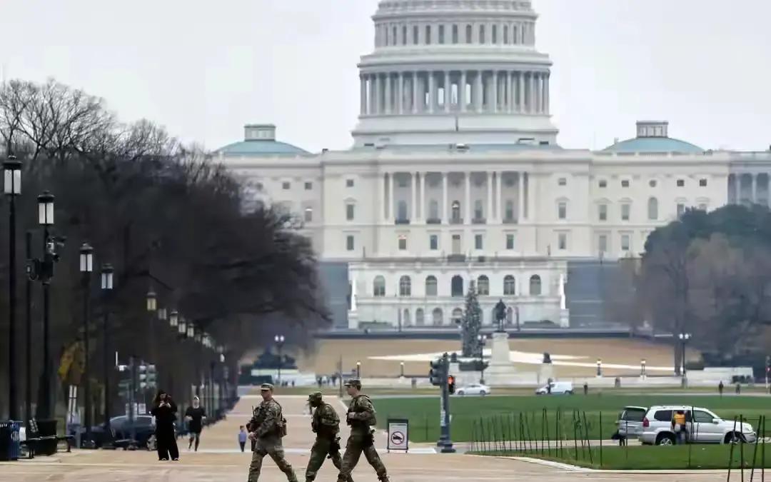 500美国大兵增援白宫，真相令人扼腕！这应该是26日的爆炸性新闻。旅居美国的阿富