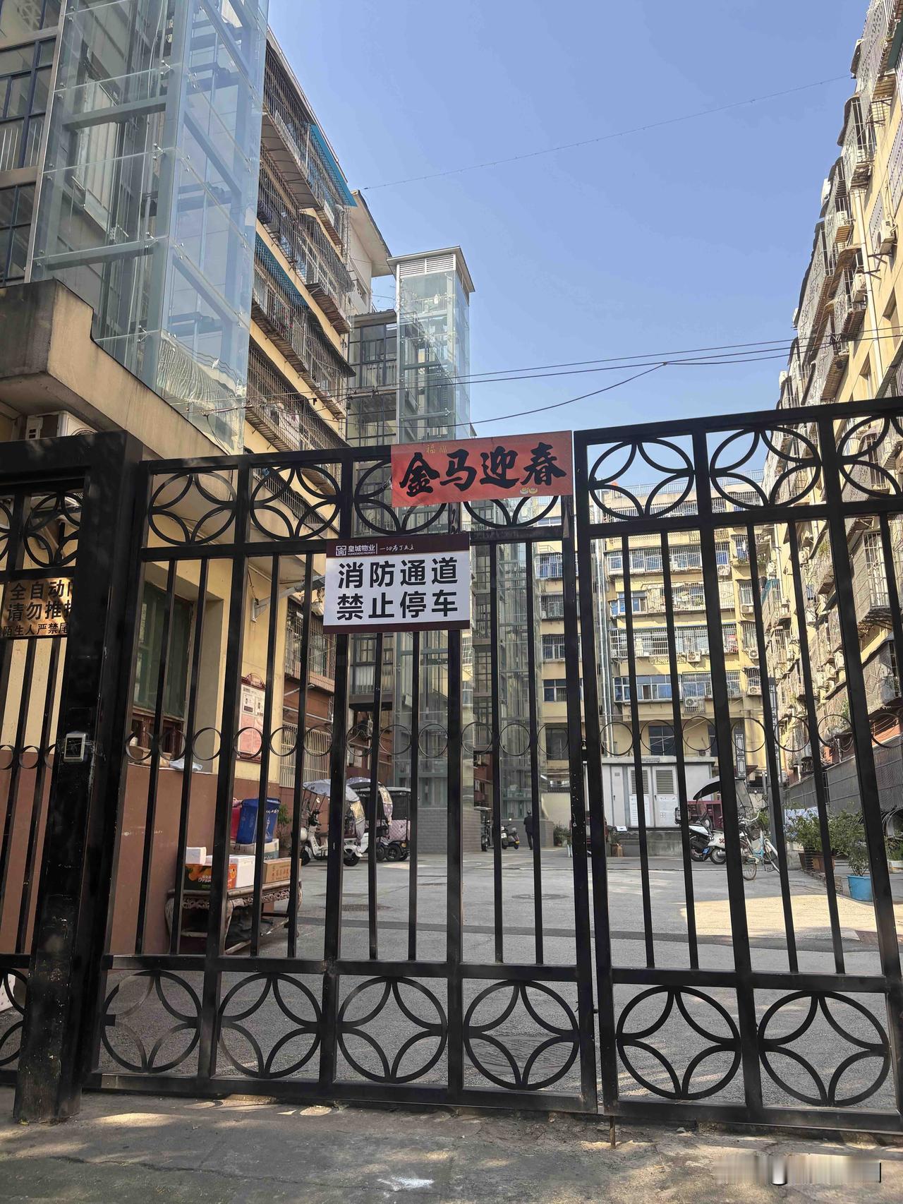 西安现在安装电梯的老旧小区越来越多了，安装这个，住在五六层的老人，下楼比较方便了
