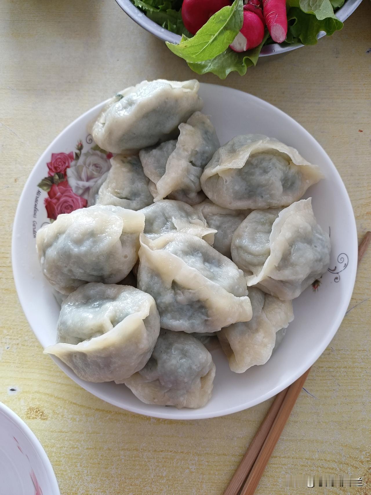 今天中午我家又吃饺子，不知道吃啥就吃饺子，好吃不如饺子，几天不吃就特别想饺子吃。