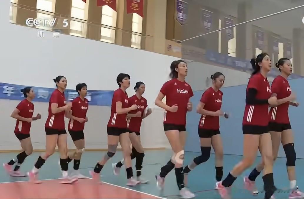 中国女排备战小组赛首个对手伊拉克女排！昨天，是亚锦赛小组赛首个比赛日，赵勇带着队