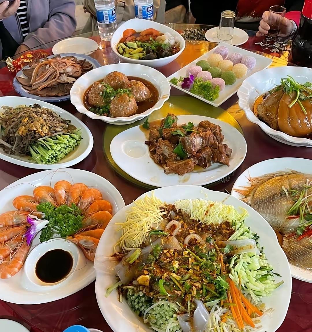 老公过生日，我请小姑子一家，小叔子一家，和公公去饭店吃的，鸡，鱼，肘子，我特意都