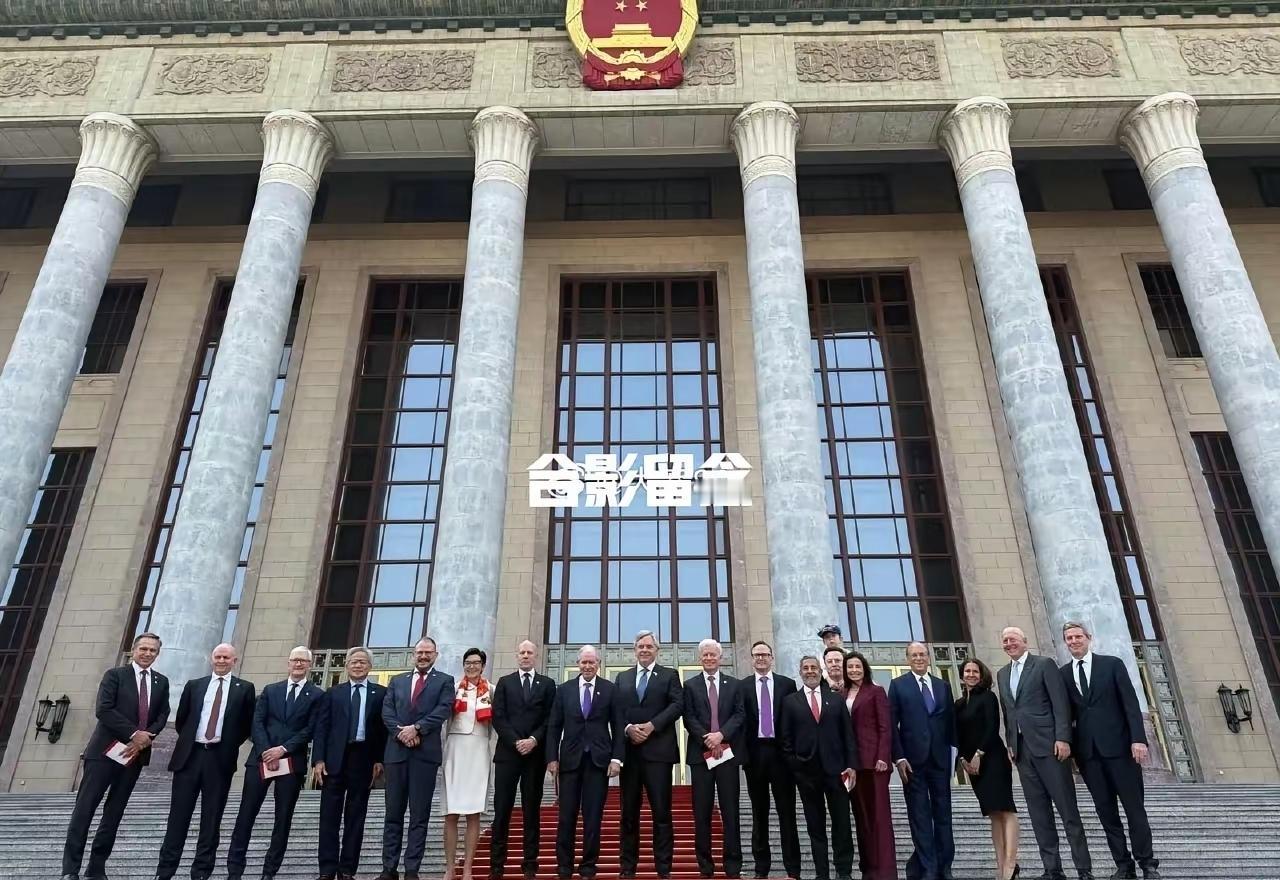 美国商界领袖在人民大会堂前合影，马斯克不仅没有站在C位，甚至没有站到第一排，而是