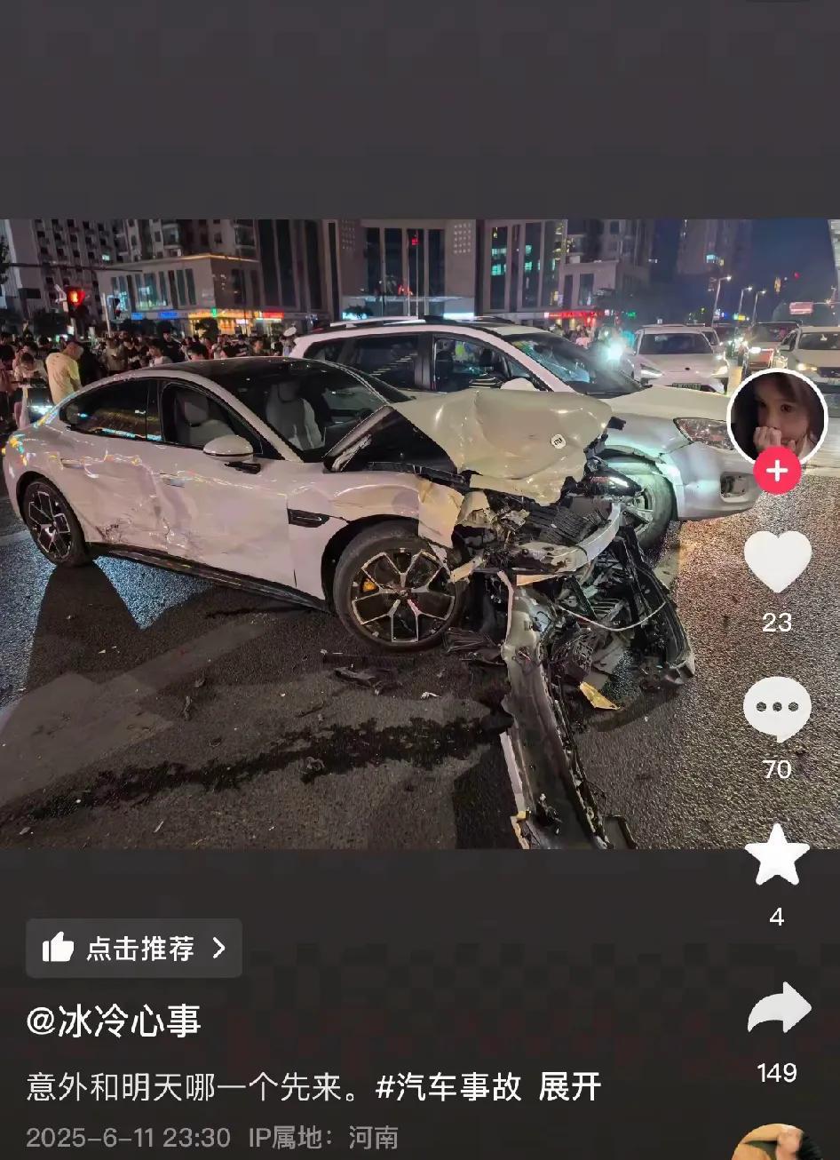 这是在郑州某个路段上的事故现场，大家能看出这个事故车的是哪家品牌的汽车吗？这款