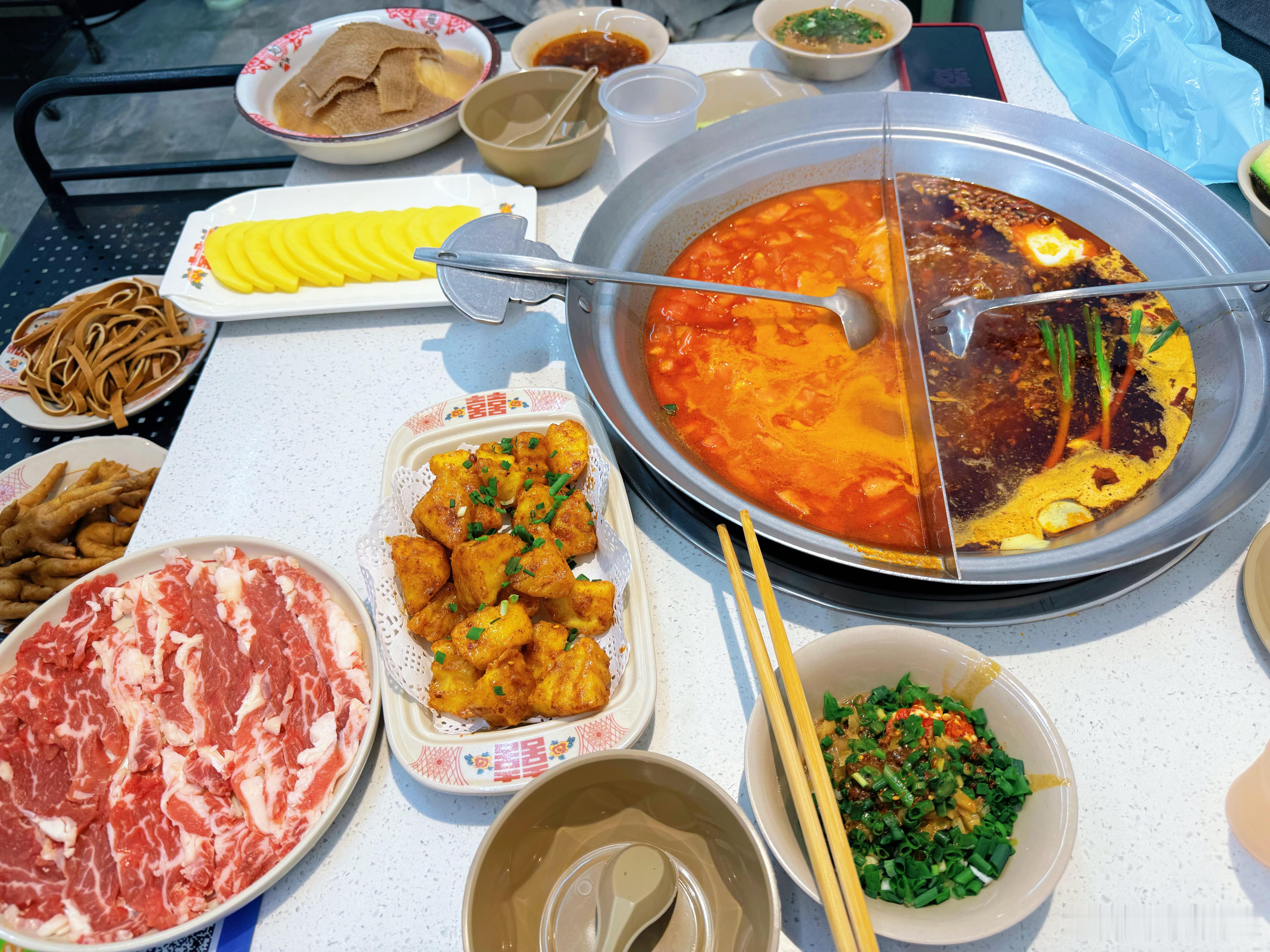 今晚和同事来吃火锅了～​​​