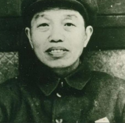 1941年，谭震林被特务拦住问话，一个挎着篮子的小媳妇走过来指着他就骂：“不就是