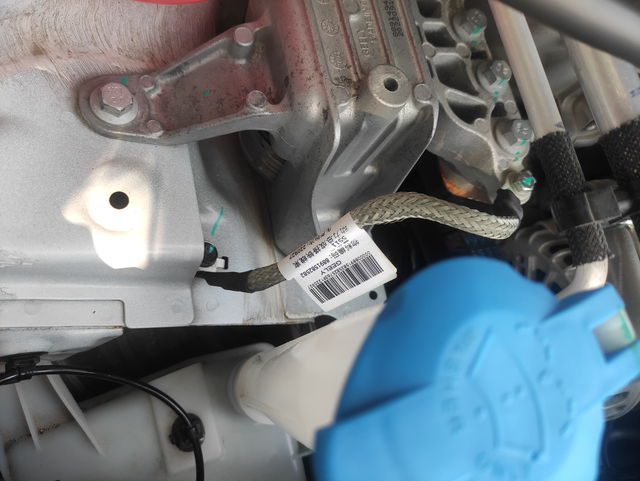 高配一般都是自动挡低配一般是手动挡居多。要不要买高配，取决于口袋和技术。如果资