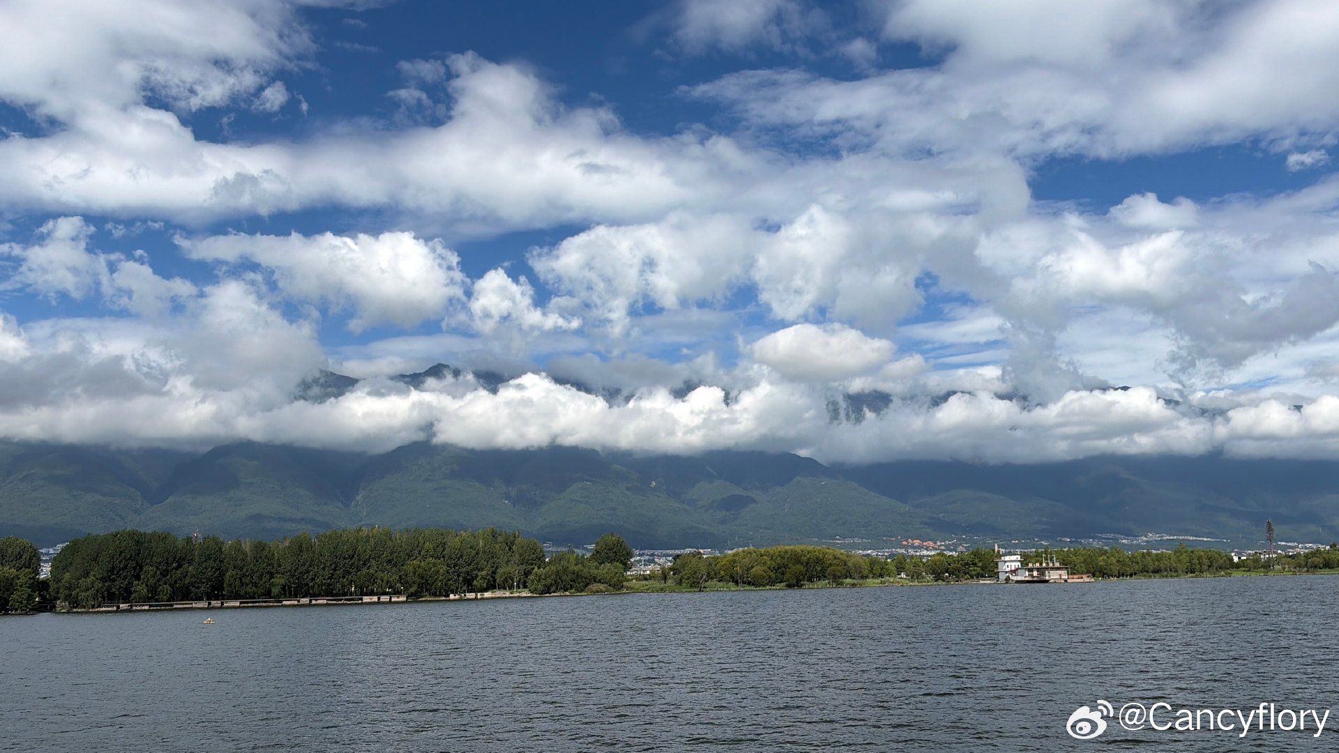 #河北一地公交免费15元自助管饱#河北张北也太实在了，全城公交永久免费，县政府招待所15元自助管饱，