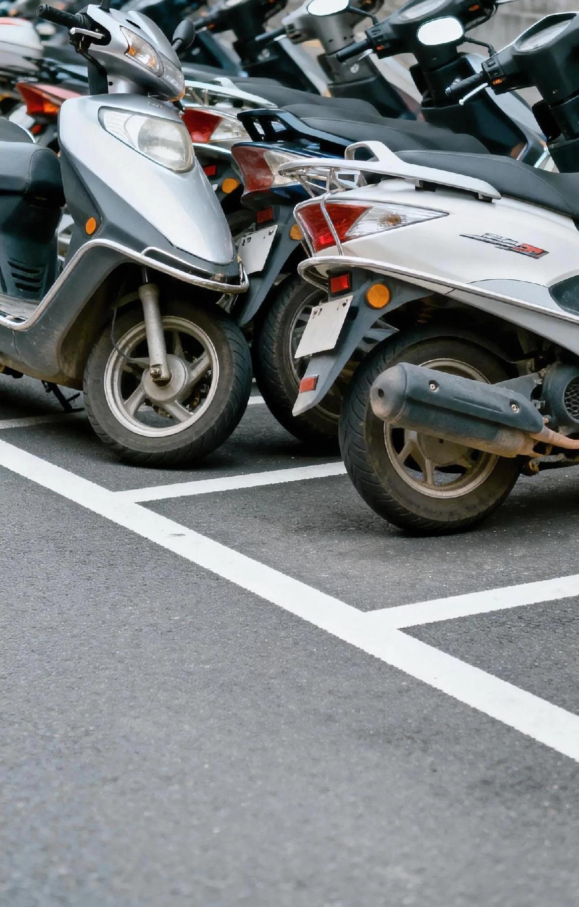 挡到出路不说，还上锁了，让你无处可逃的感觉。忘了拍照，请问大家该怎么处理这种事？